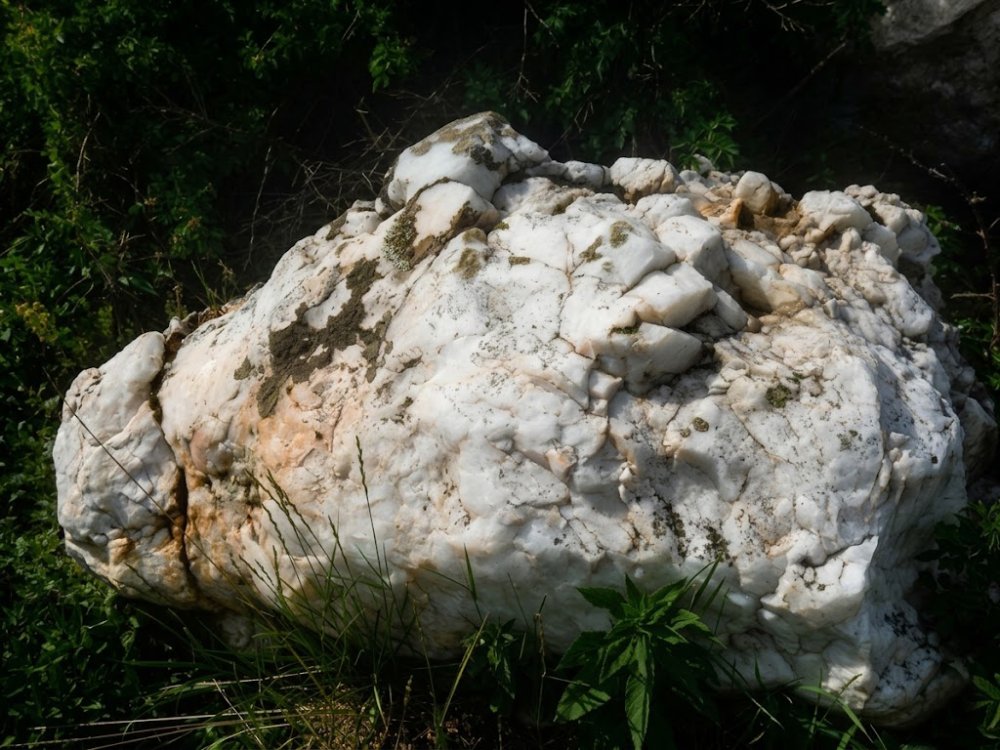 белый кварц валуны