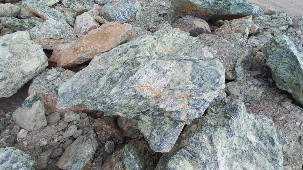 Купить змеевик ландшафтные валуны