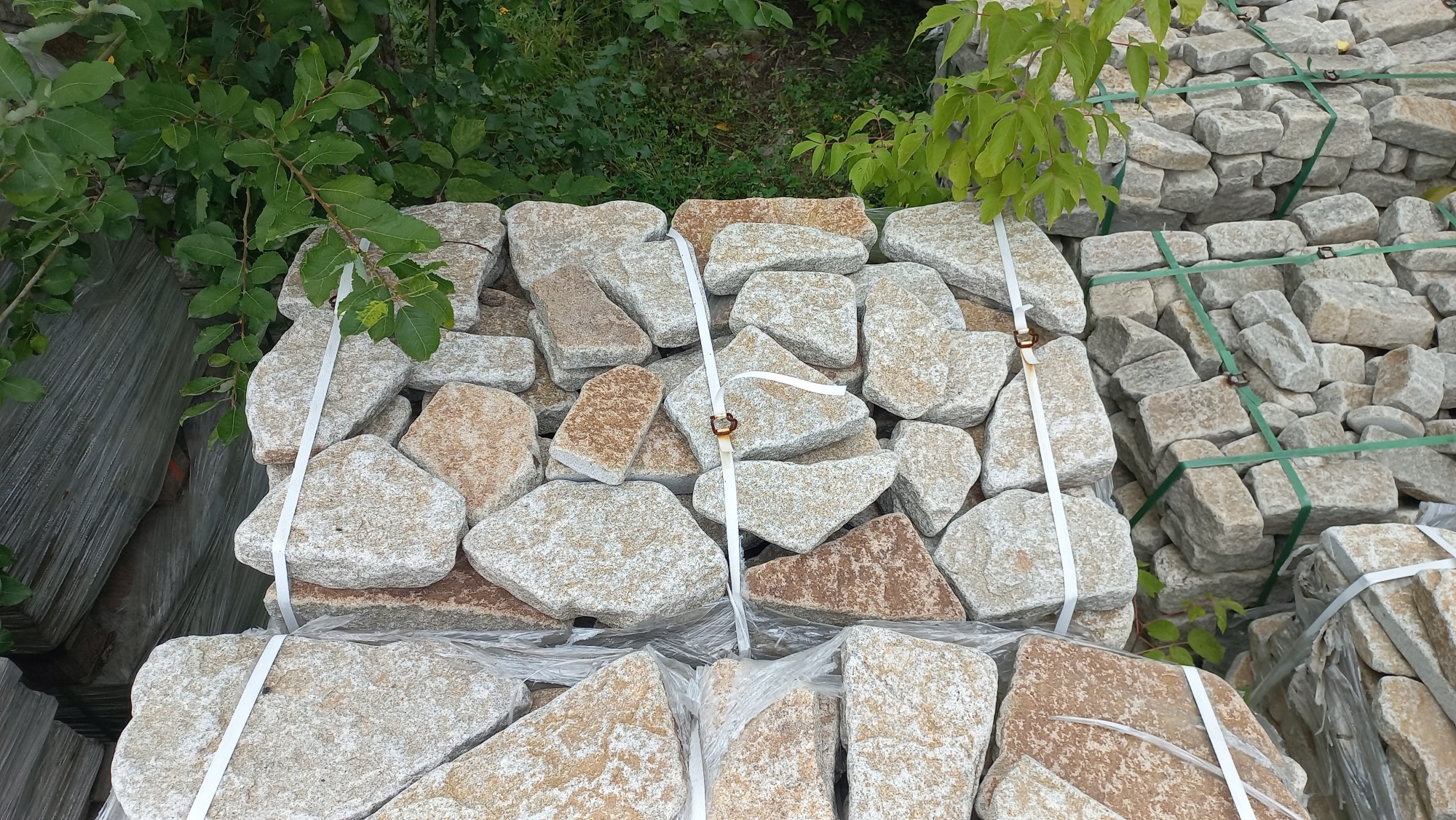 Плитняк галтованный гранитный для ландшафтного дизайна купить в Кабардино-Балкарской Республике