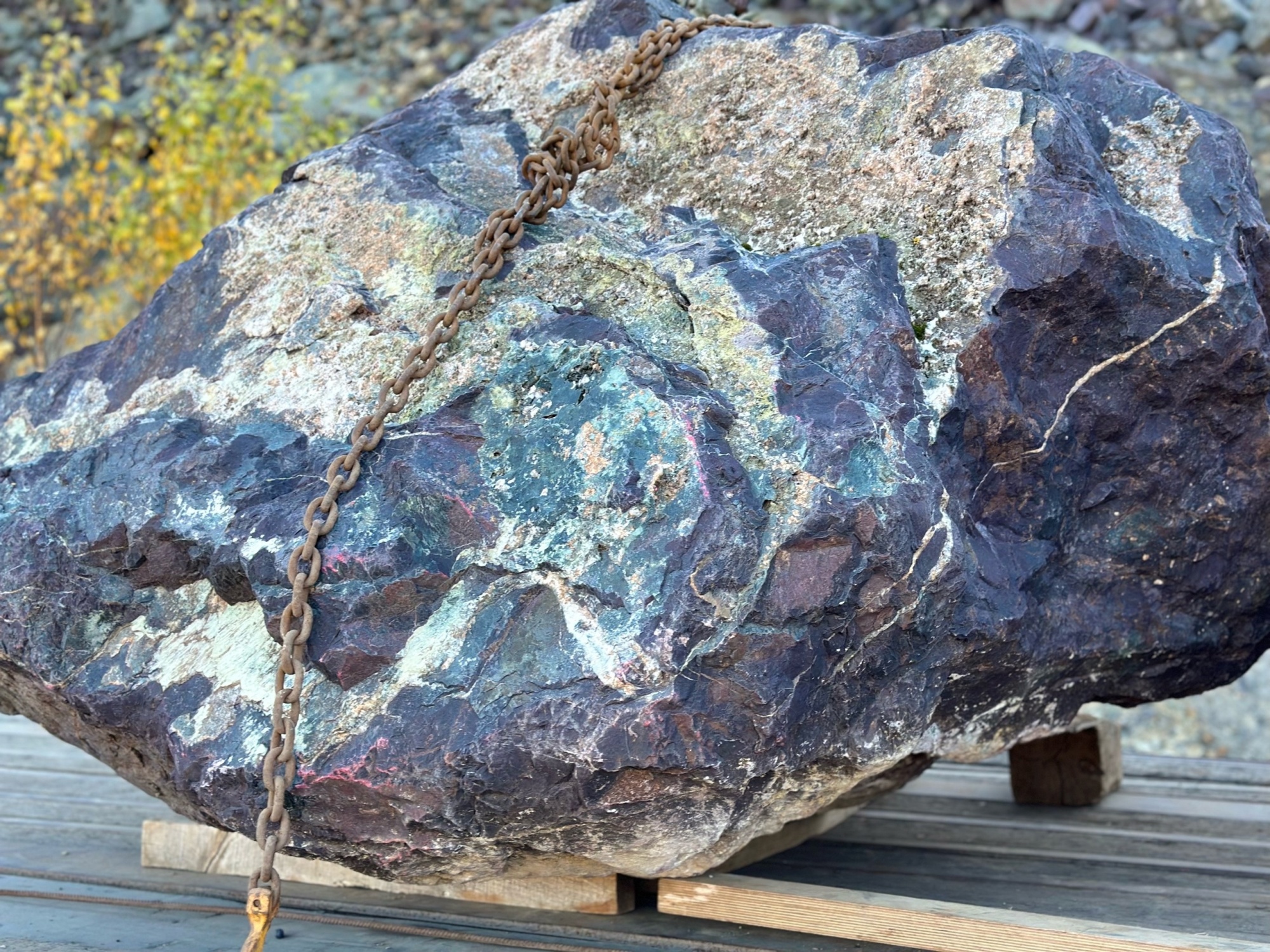 Огромные красно-фиолетовые валуны для ландшафтного дизайна весом более 5 тонн купить в Кабардино-Балкарской Республике