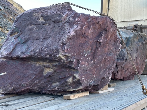 Огромные красно-фиолетовые валуны для ландшафтного дизайна весом более 5 тонн купить в Кабардино-Балкарской Республике