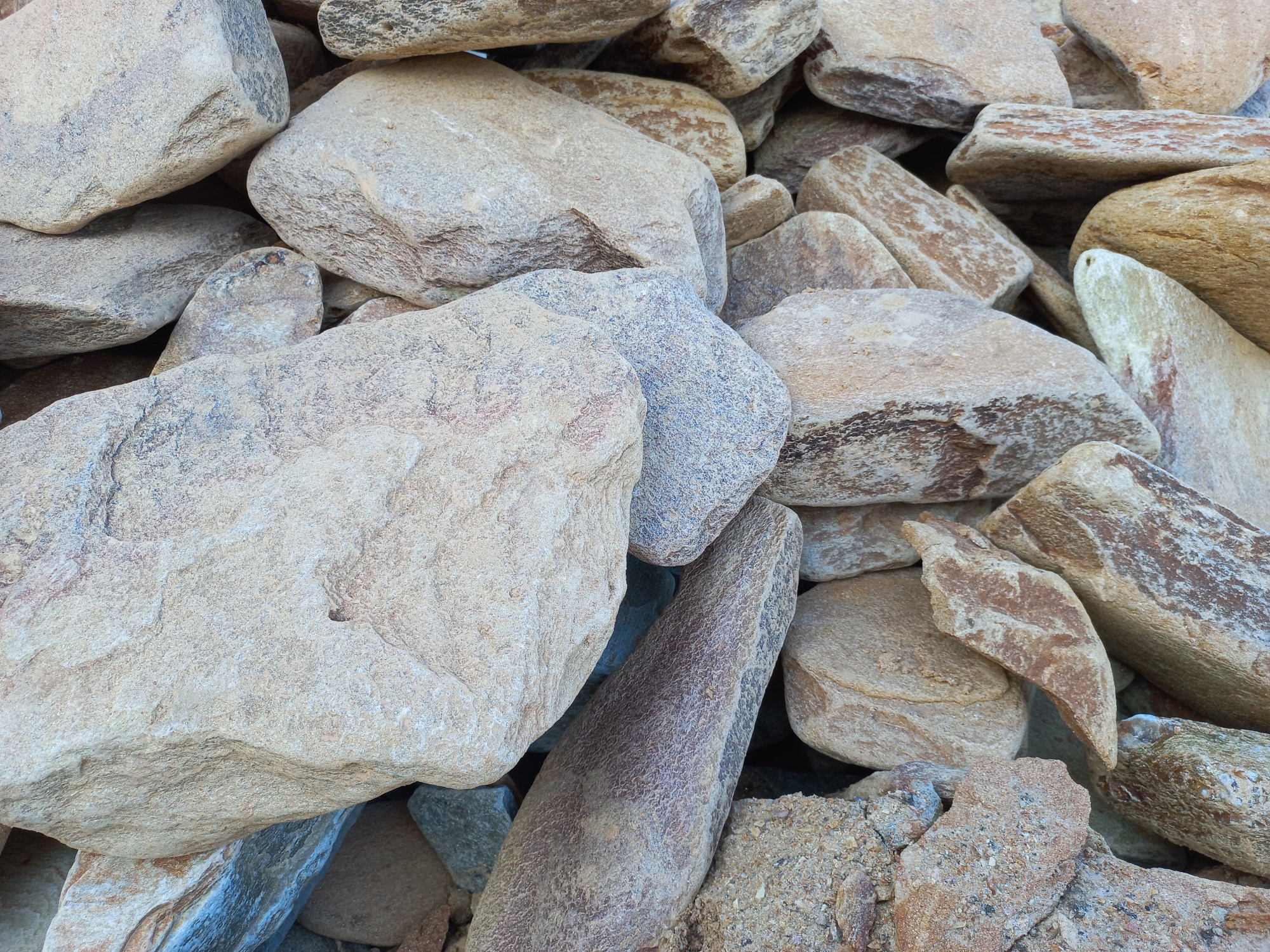 Златолит жёлтый, жёлто-зелёный глыбки и валуны для ланшафтного дизайна купить в Кабардино-Балкарской Республике