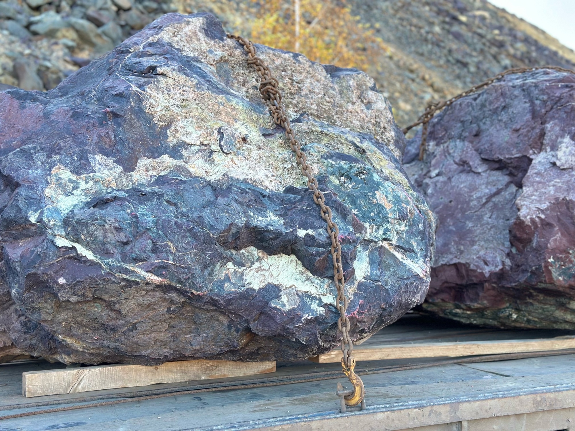 Огромные красно-фиолетовые валуны для ландшафтного дизайна весом более 5 тонн купить в Кабардино-Балкарской Республике