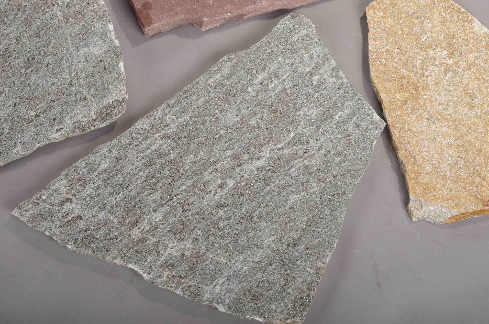 Плитняк златолит Уральский для цоколя, отмостки купить в Кабардино-Балкарской Республике